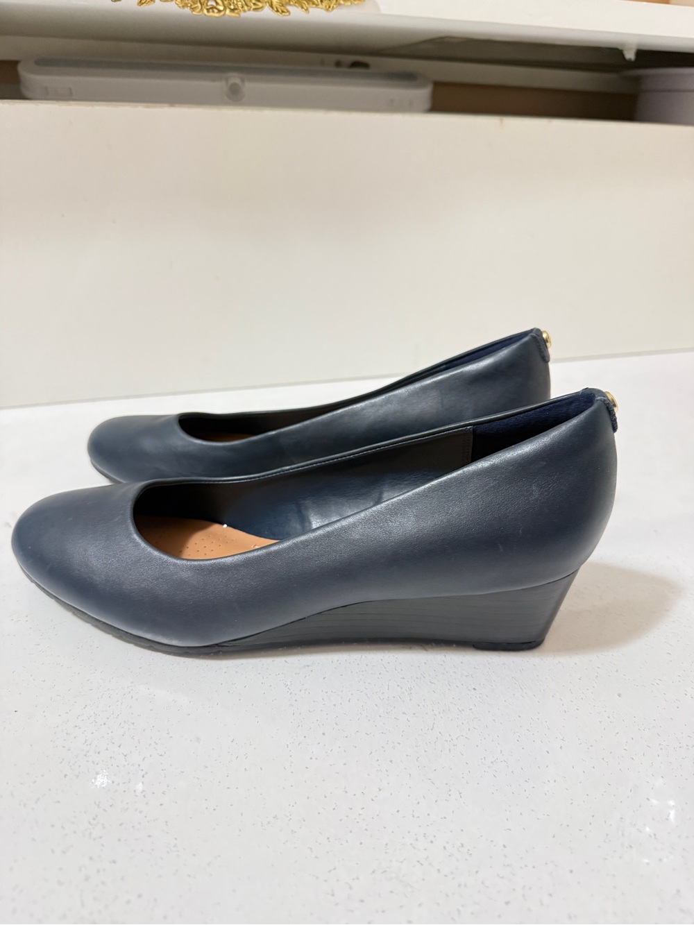 Leather pumps, Clarks Artisan Women's Navy Wedge Pumps new never worn - Picture 4 of 14